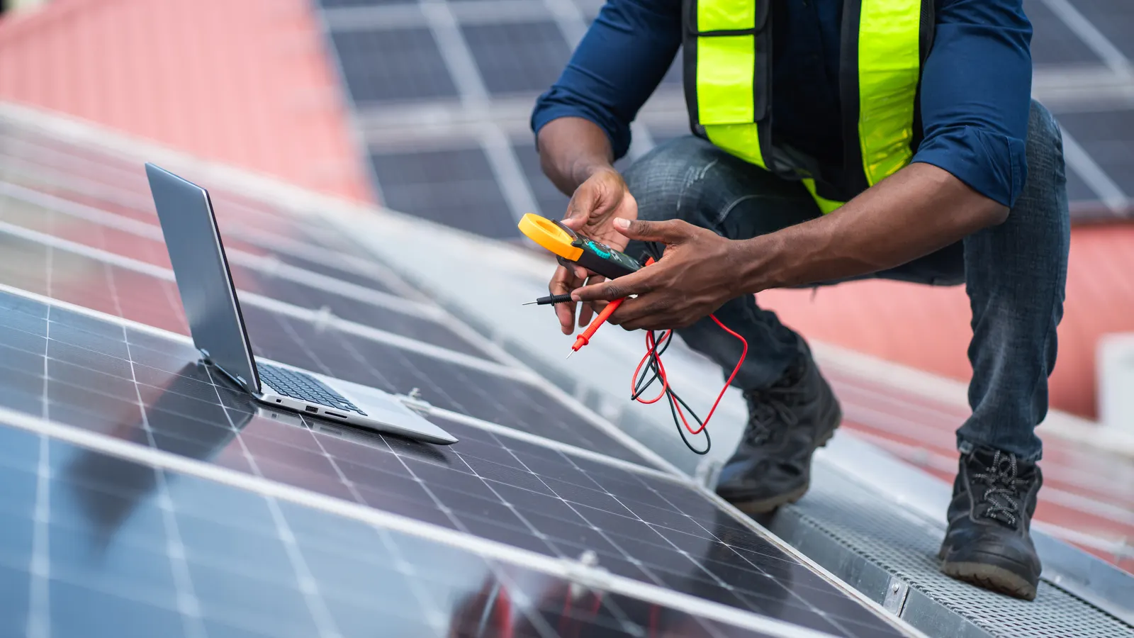 Technik při práci na fotovoltaické instalaci